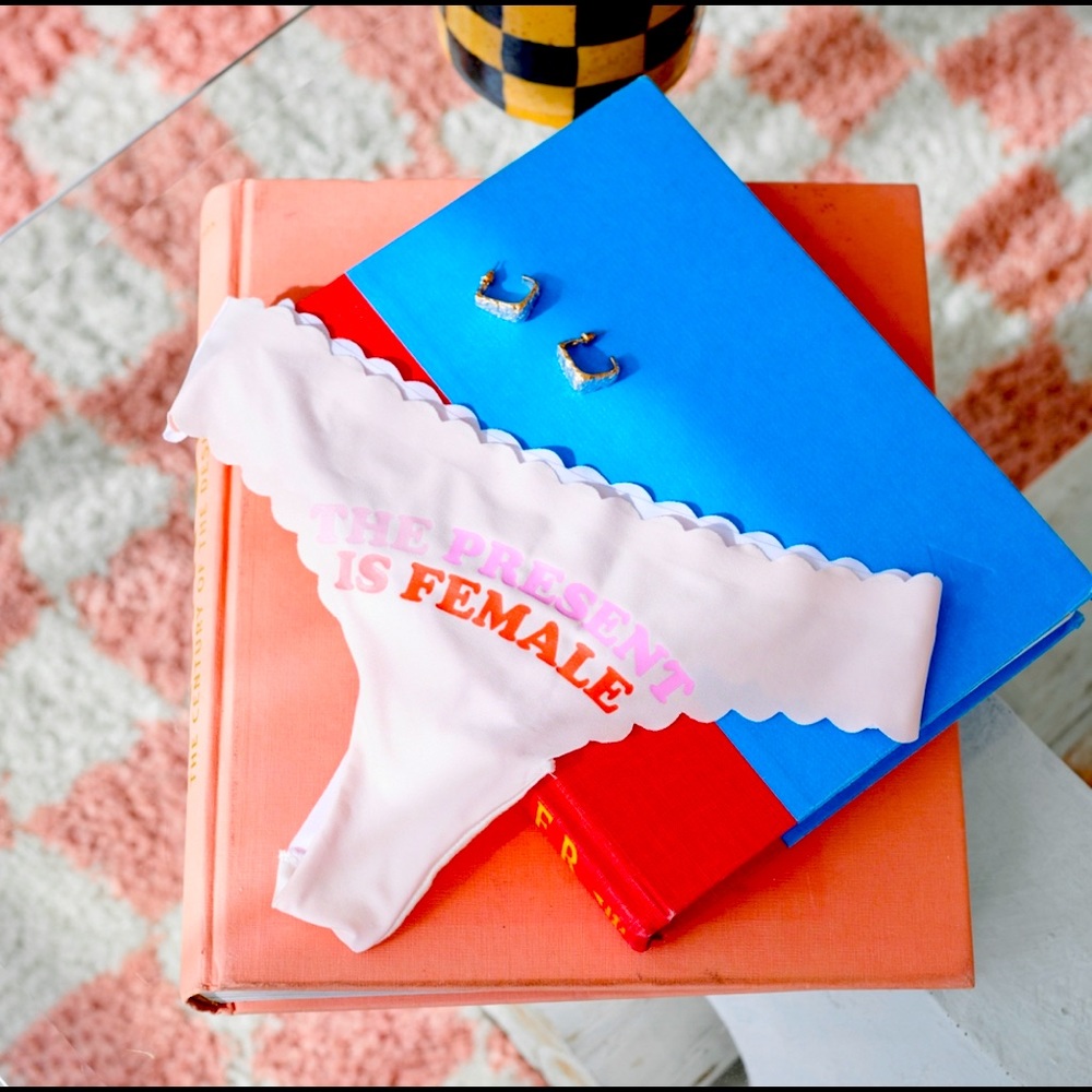 🌸NEW NEVER WORN BOOTAYBAG THONG🌸